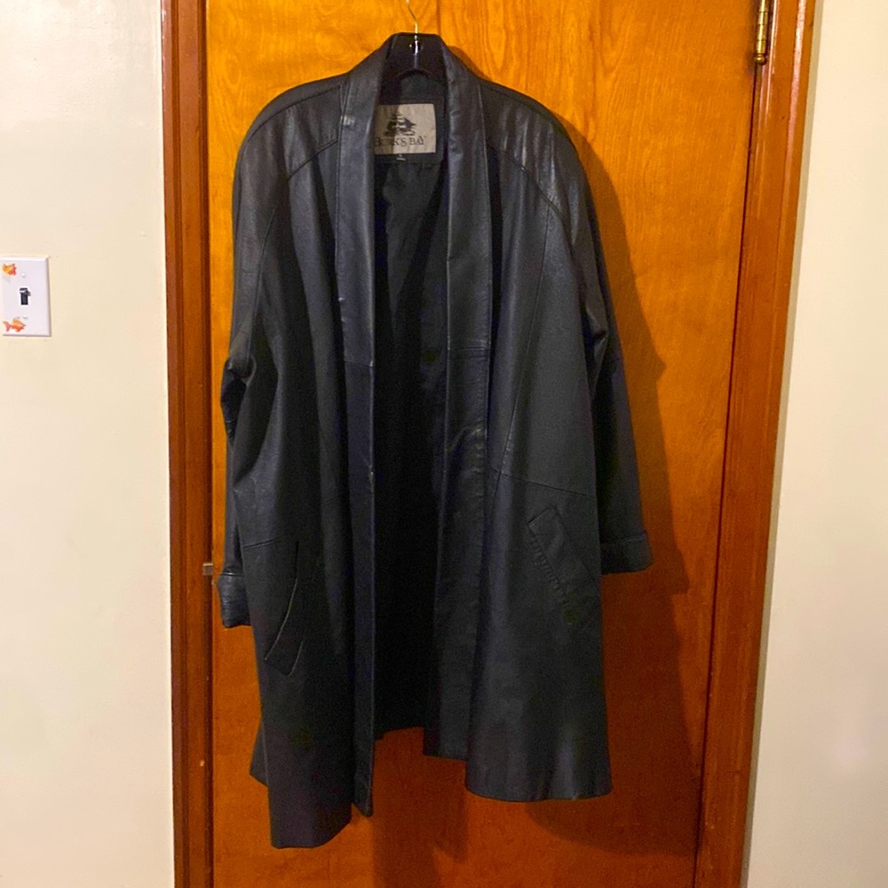 Women’s Leather Coat. Beautiful swing style. Feels great, fits closer to a 3X.